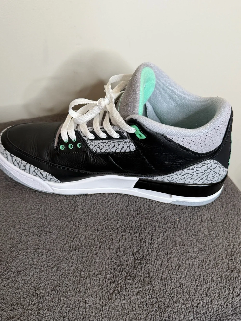 Air Jordan 3 Retro Green Glow Black Wolf Grey Men’s size 11